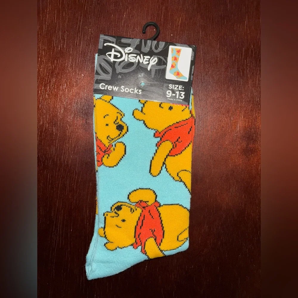 WINNIE THE POOH NOVELTY CREW SOCKS NWT MEN’S SHOE SIZE 9-13